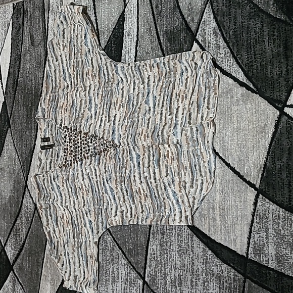 BKE BOUTIQUE SHEER STUDDED SCOOP-NECK DROPTAIL SHIRT - Picture 1 of 14